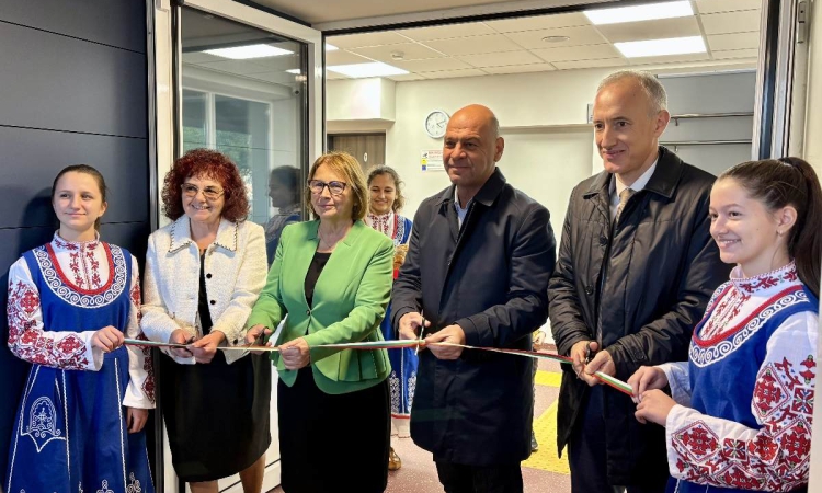 Министър Красимир Вълчев и кметът Костадин Димитров откриха обновеното общежитие на ЕГ „Иван Вазов“